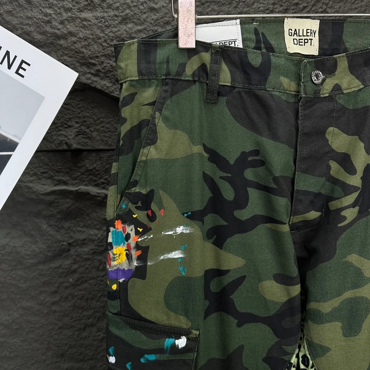 P250 GALLERY DEPT. 2025 new camouflage patchwork hand-painted multi-pocket couple style loose bootcut jeans 🔥High version🔥High version🔥Top ceiling quality Styles with different washed textures, very friendly to people with thin legs and thick legs, the bootcut version is very flattering to the leg shape Moderate length that never goes out of style, easy to match with casually, basic styling for various styles, a must-have in the wardrobe! The fabric is stiff but also makes the upper body soft without losing texture. The washing process is even more perfect. It is a must-have item for everyone! ! ! Washed wheat, hang tag, pants label, complete with three labels Color: camouflage green Size: 28, 30, 32, 34, 36 (five sizes)